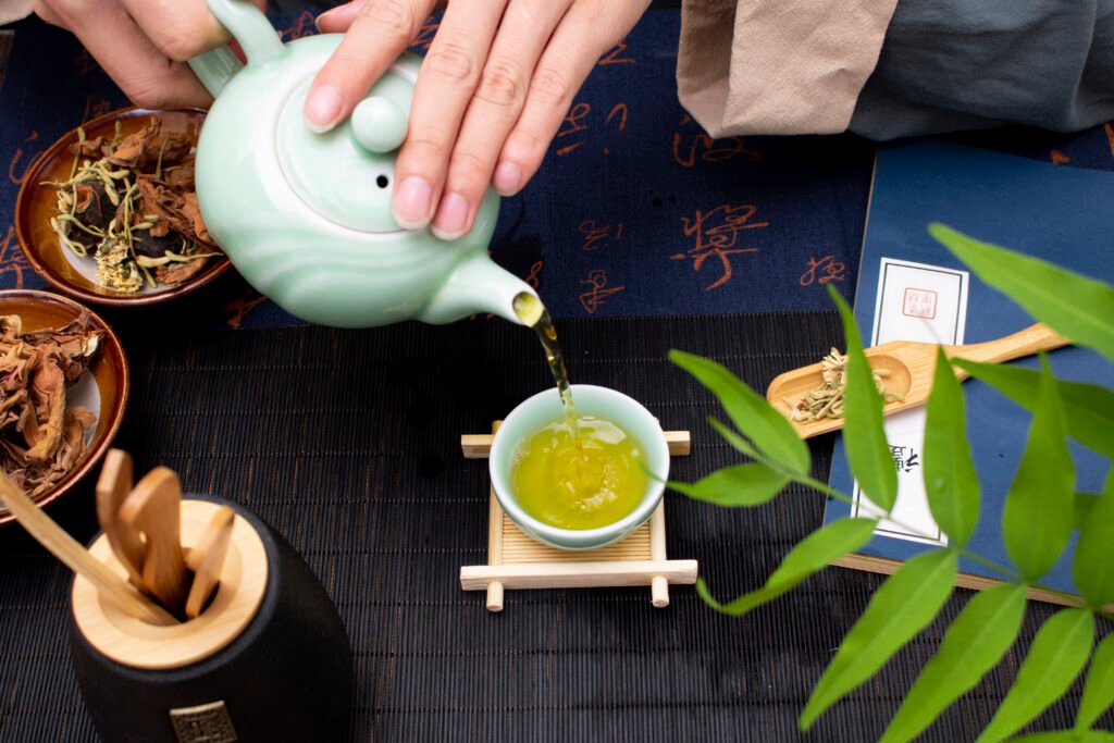 千库网 夏季凉茶解暑白天倒茶书房动作实拍摄影图配图 摄影图编号221365